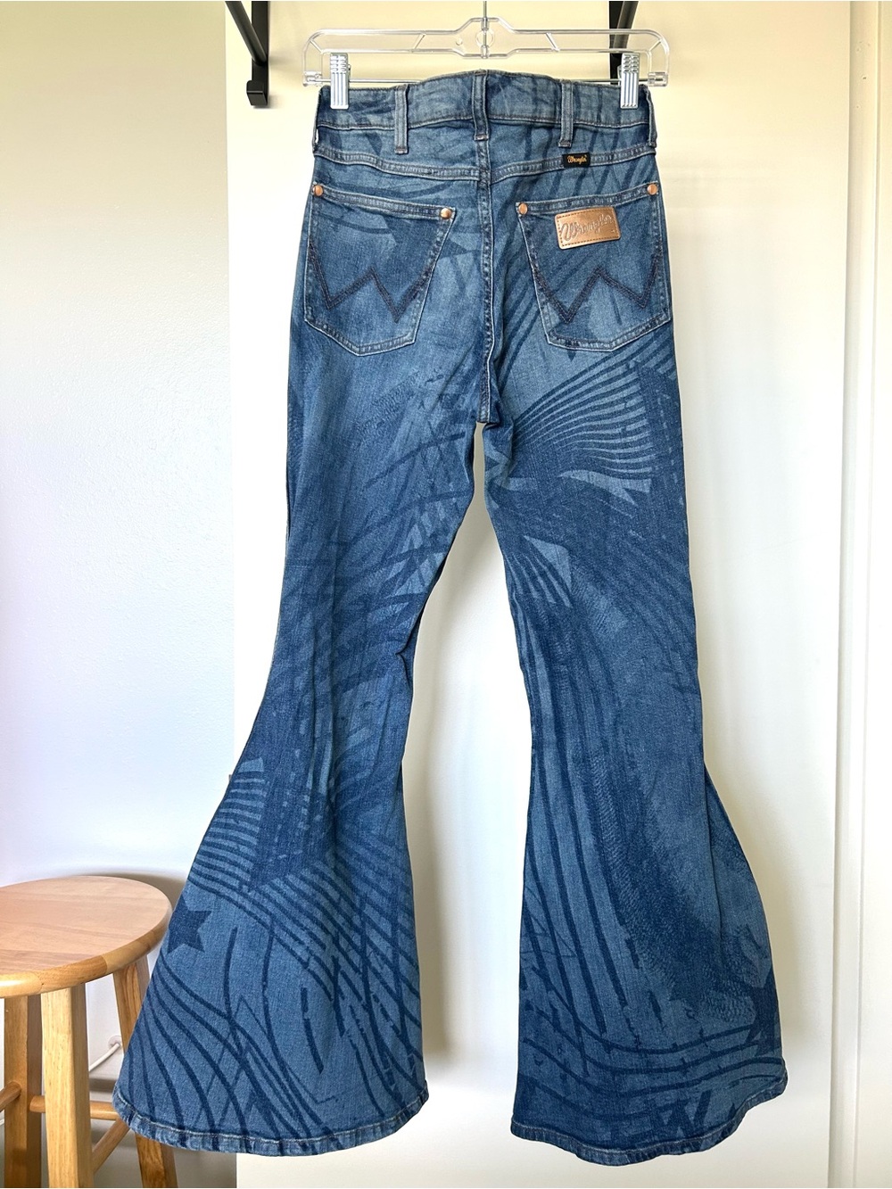 Wrangler Lainey Wilson Rockstar Stars Stripes Bell Bottom Denim Jeans Womens S - Picture 4 of 7